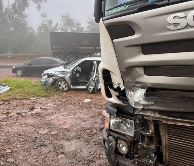 Acidente entre caminhão e carro deixa 3 vítimas em São José do Cedro