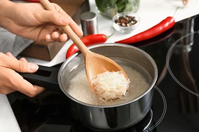 A diferença entre colocar arroz na panela com água fria e fervente, segundo a ciência