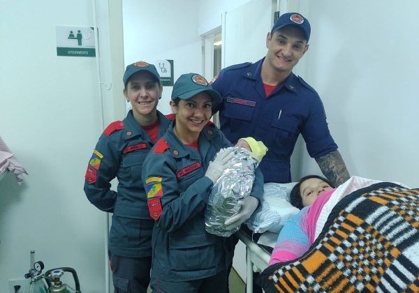 Bombeiros auxiliam jovem de 23 anos em trabalho de parto, no Oeste