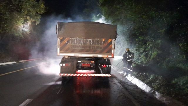 Incêndio em caminhão carregado é registrado na BR-282, em Cordilheira Alta
