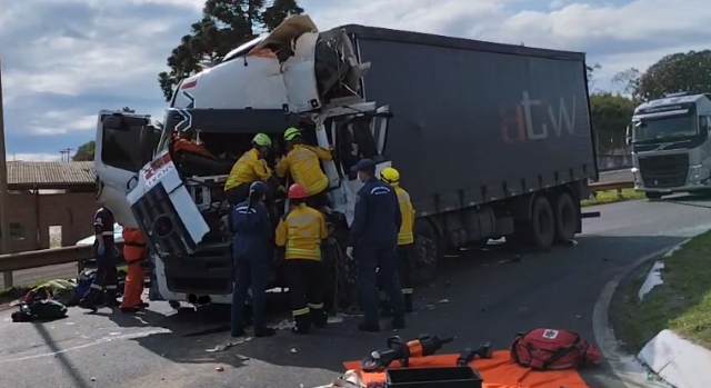 Grave acidente entre dois caminhões deixa motorista preso às ferragens na BR-282