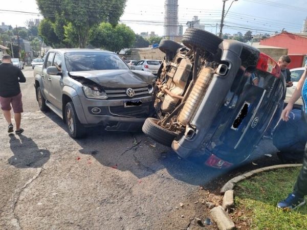 Colisão entre dois veículos com capotamento deixa duas pessoas feridas