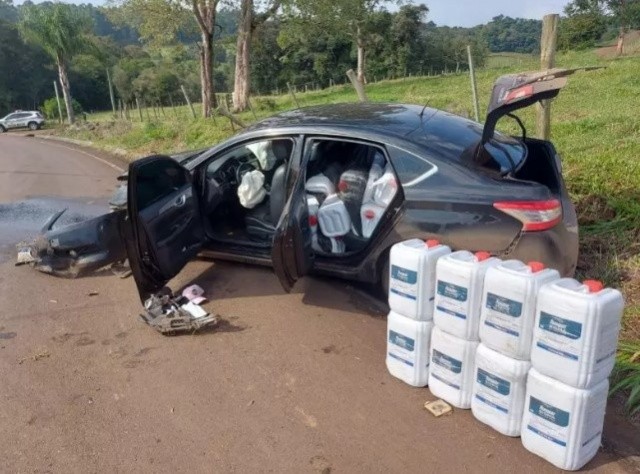 Polícia apreende 800 litros de agrotóxico perigoso após acidente em Águas de Chapecó