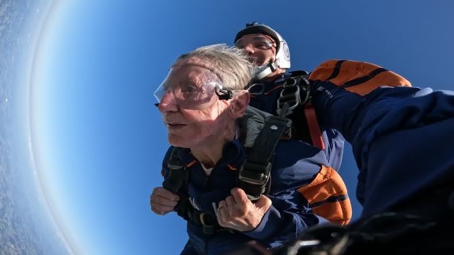 Cunha-porense de 80 anos realiza sonho e salta de paraquedas 
