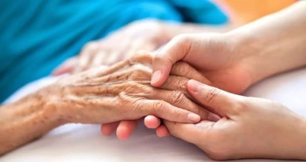 Pessoas com Mal de Parkinson poderão ter atendimento prioritário, diz projeto