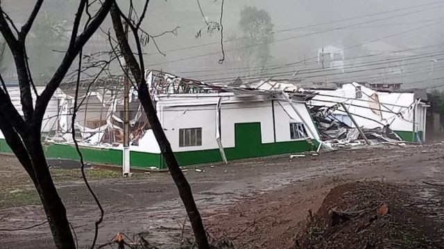 Tornado causa destruição em comunidade no interior de Herval d’Oeste
