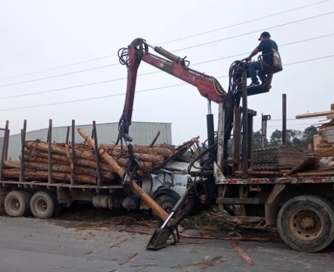Homem morre após toras de madeira serem lançadas sobre cabine de caminhão em SC