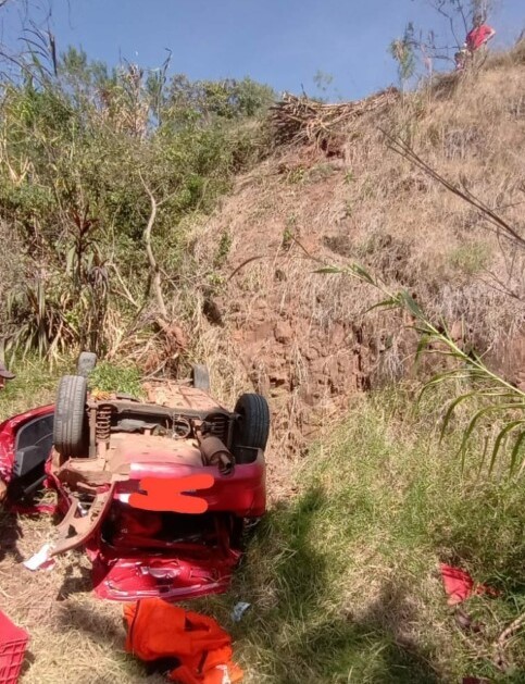 Motorista é resgatado 15 horas após carro capotar e cair em ribanceira no Oeste de Santa Catarina