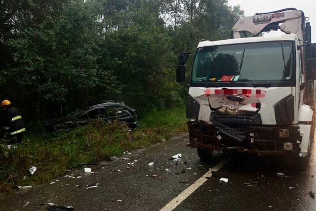 Violenta colisão entre carro e dois caminhões deixa homem morto na BR-282