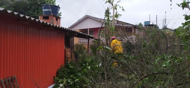 Equipe do Corpo de Bombeiros realiza corte de árvores e distribuição de lonas em apoio à Defesa Civil em Cunha Porã
