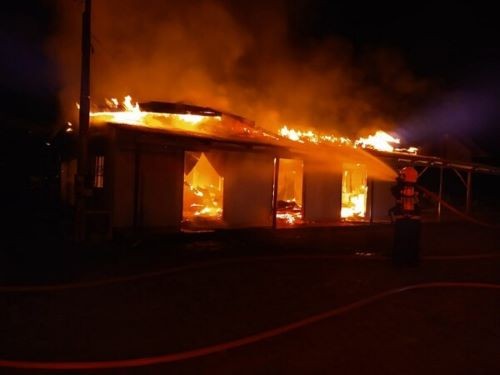 Casa é totalmente consumida pelo fogo no Extremo-Oeste de SC
