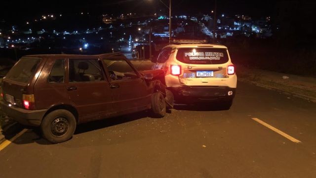 Veículo colide em viatura parada da Polícia Militar em Cunha Porã