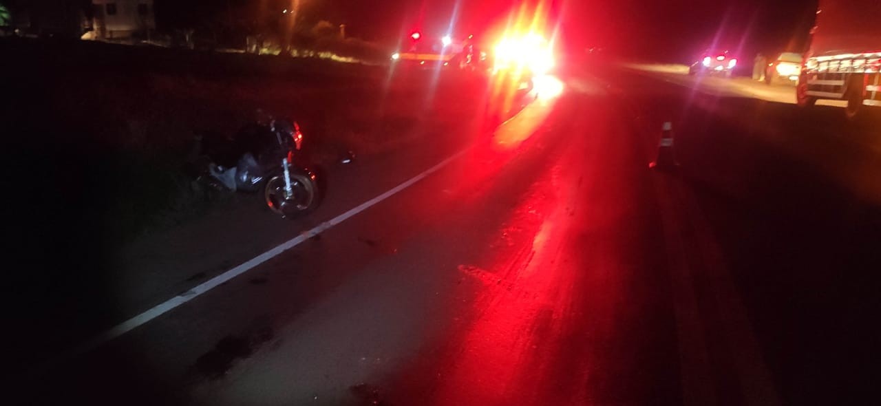 Colisão entre duas motocicletas deixa pessoa gravemente ferida no Extremo Oeste
