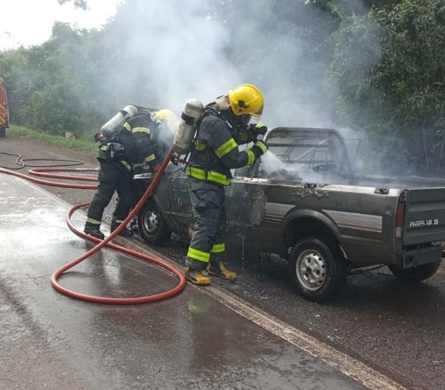 Incêndio em veículo causa danos de grande monta na BR-158, em Cunha Porã