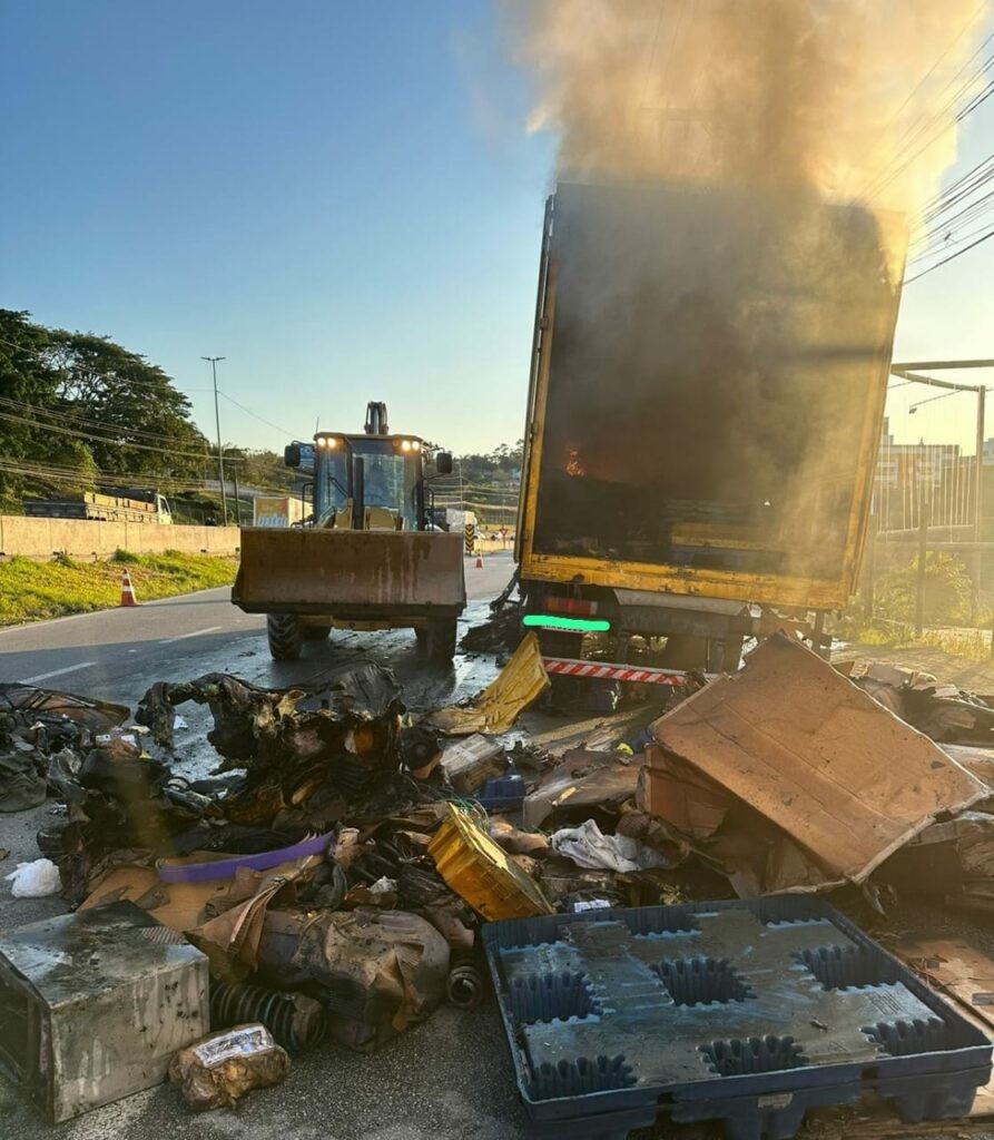 Incêndio em Caminhão dos Correios deixa mercadorias totalmente destruídas em Santa Catarina