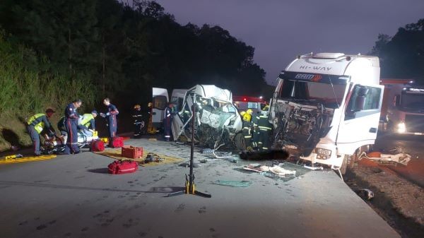 Grave acidente na manhã desta sexta-feira, entre van e caminhão, deixa três mortos na BR-470