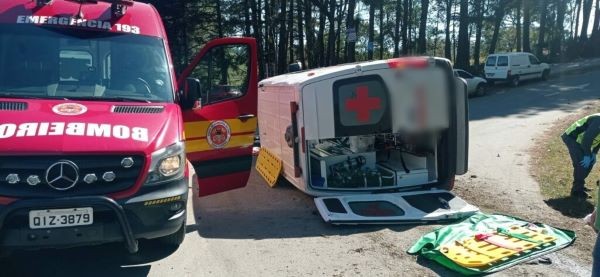 Ambulância se envolve em acidente em Santa Catarina