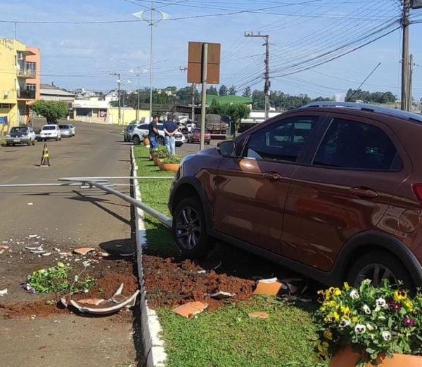 Veículo colide com poste e causa danos materiais, em Cunha Porã