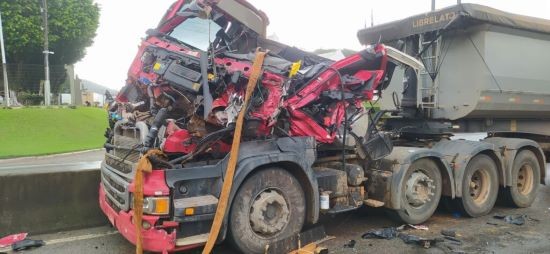 Grave acidente entre caminhão e carreta é registrado em Santa Catarina