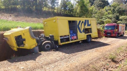 Três pessoas ficam feridas após acidente com caminhão carregado de bebidas no Oeste de Santa Catarina