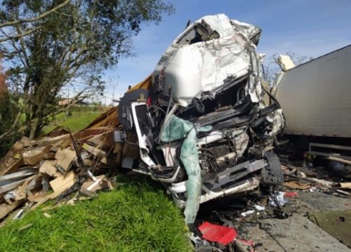 Colisão frontal entre caminhões mata dois motoristas na BR-116
