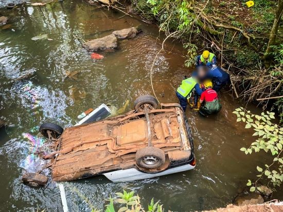 Homem é resgatado com vida após cair de ponte com carro em São Miguel do Oeste