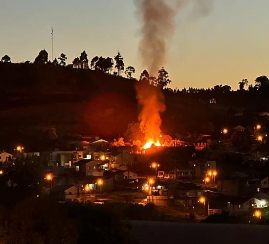 Casa fica destruída ao pegar fogo em Palmitos