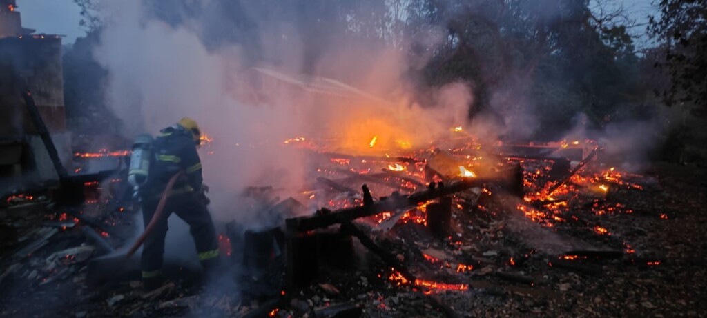 Casa de madeira fica completamente destruída após incêndio em Saudades