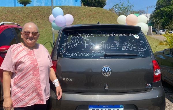 Maravilhense comemora fim do ciclo de quimioterapia com carro decorado e balões