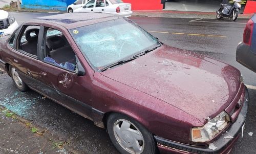 Homem em surto destrói carro após ser abordado pela polícia no Oeste