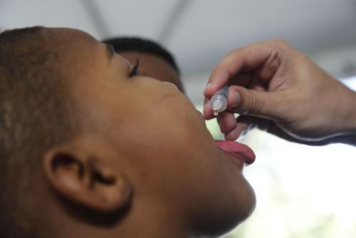 Fim da gotinha: vacina contra poliomielite será injetável a partir de 2024