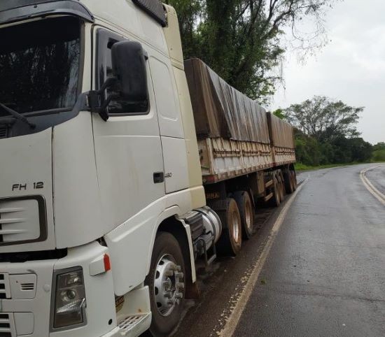 Polícia apreende 37 toneladas de milho após motorista passar comprovante falso na BR-282, em Maravilha