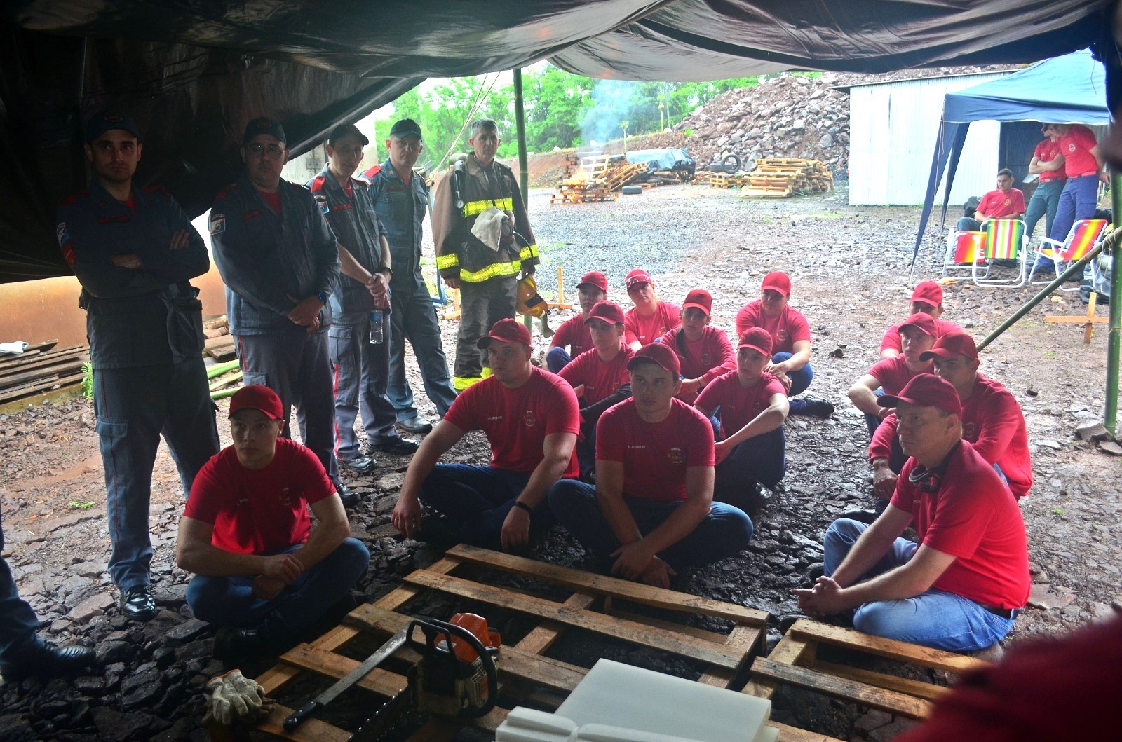 Bombeiros de Cunha Porã realizam treinamento de combate a incêndio estrutural em Mondaí