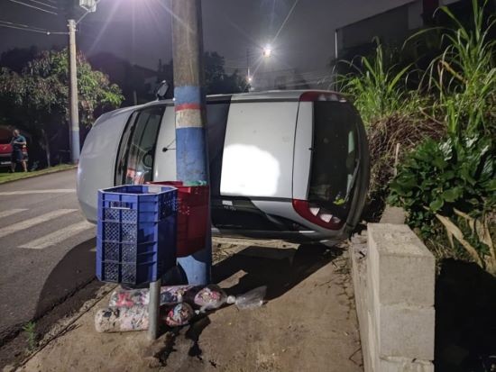 Carro capota em Guaraciaba e três mulheres ficam presas no seu interior