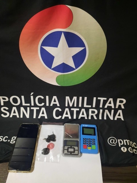 Polícia Militar prende suspeito de tráfico de drogas nas proximidades de escola em Maravilha