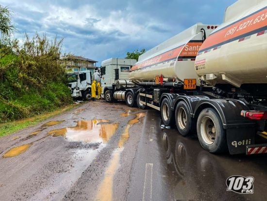 Duplo acidente envolvendo caminhão e carreta deixa um ferido e trânsito bloqueado na BR-163