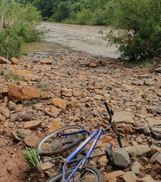 Adolescente sai para andar de bicicleta e é encontrado morto dentro de rio em Riqueza