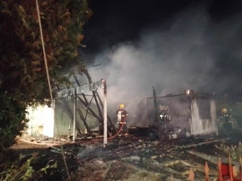 Casa fica totalmente destruída pelo fogo no Oeste de SC