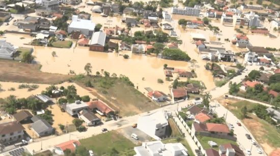 Atingidos por enchentes em SC poderão sacar FGTS, anuncia Governo Federal