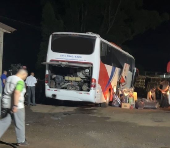 Incêndio em ônibus de turismo mobiliza Corpo de Bombeiros na BR-158 em Cunha Porã