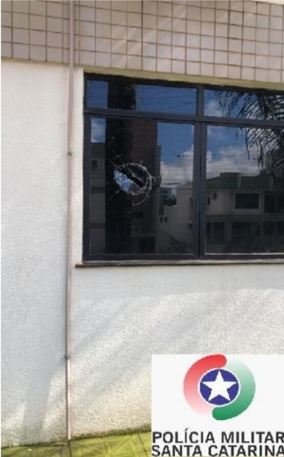 Homem atira pedra em vidro de Fórum do Oeste para ser preso, relata PM