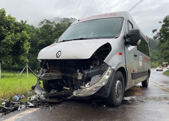 Sete pessoas são encaminhadas ao hospital após acidente entre van e carro em Saudades