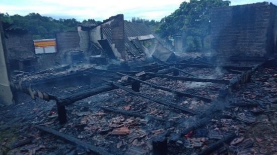 Incêndio destrói moradia no interior de Palmitos