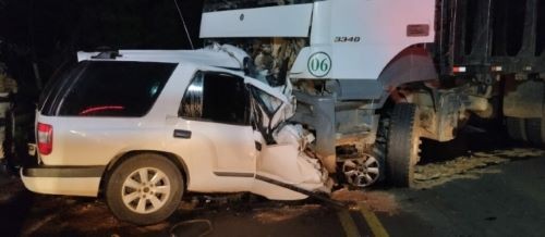 Homem morre após colidir carro em caminhão no Oeste de SC