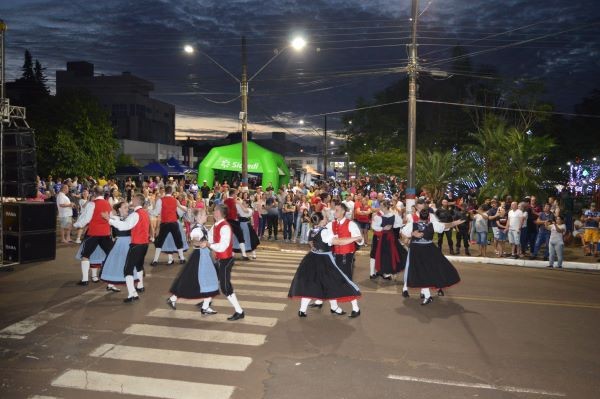 Stammtisch em Cunha Porã: unindo a comunidade em uma festa que celebra amizades e raízes culturais