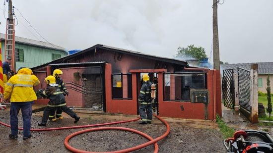 Incêndio atinge residências em Chapecó