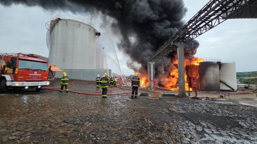 Incêndio persiste por mais de 24 horas em distribuidora de combustíveis em Chapecó