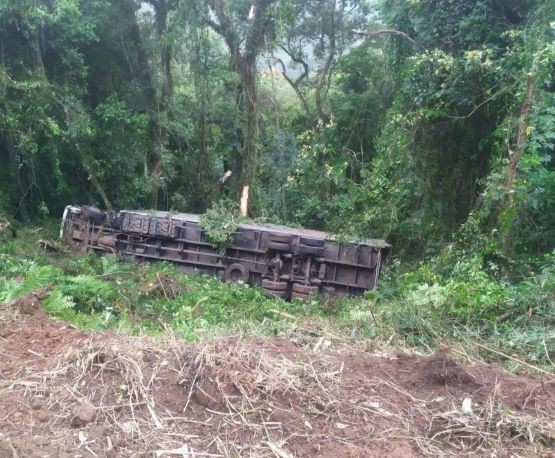 Caminhoneiro é socorrido após veículo capotar em ribanceira em Catanduvas