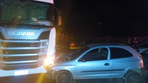 Colisão entre dois carros e um caminhão deixa dois homens feridos em Águas de Chapecó