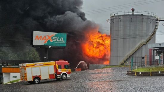 URGENTE: Incêndio atinge depósito da Maxsul em Chapecó